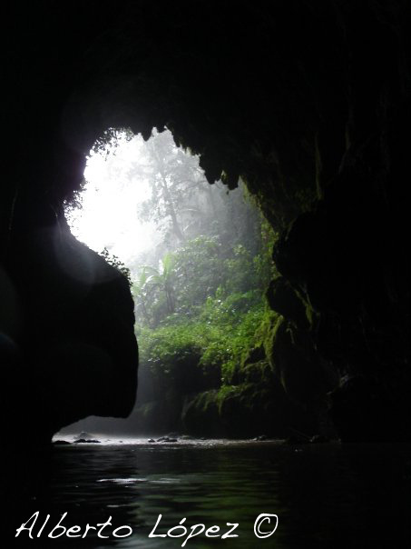 Cueva en el Tanamá. Foto: Alberto López.